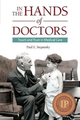 In The Hands Of Doctors Touch And Trust In Medical Care [Paperback]