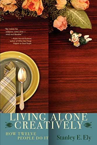 Living Alone Creatively How Twelve People Do It [Paperback]