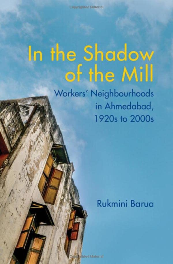 In the Shadow of the Mill Workers' Neighbourhoods in Ahmedabad, 1920s to 2000s [Hardcover]