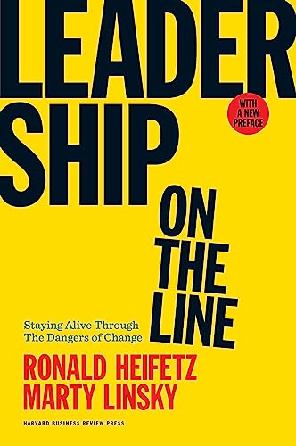 Leadership on the Line, With a New Preface Staying Alive Through the Dangers of [Hardcover]